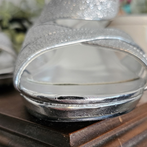 7.5 silver strappy heels sandals by Nina - Picture 4 of 9